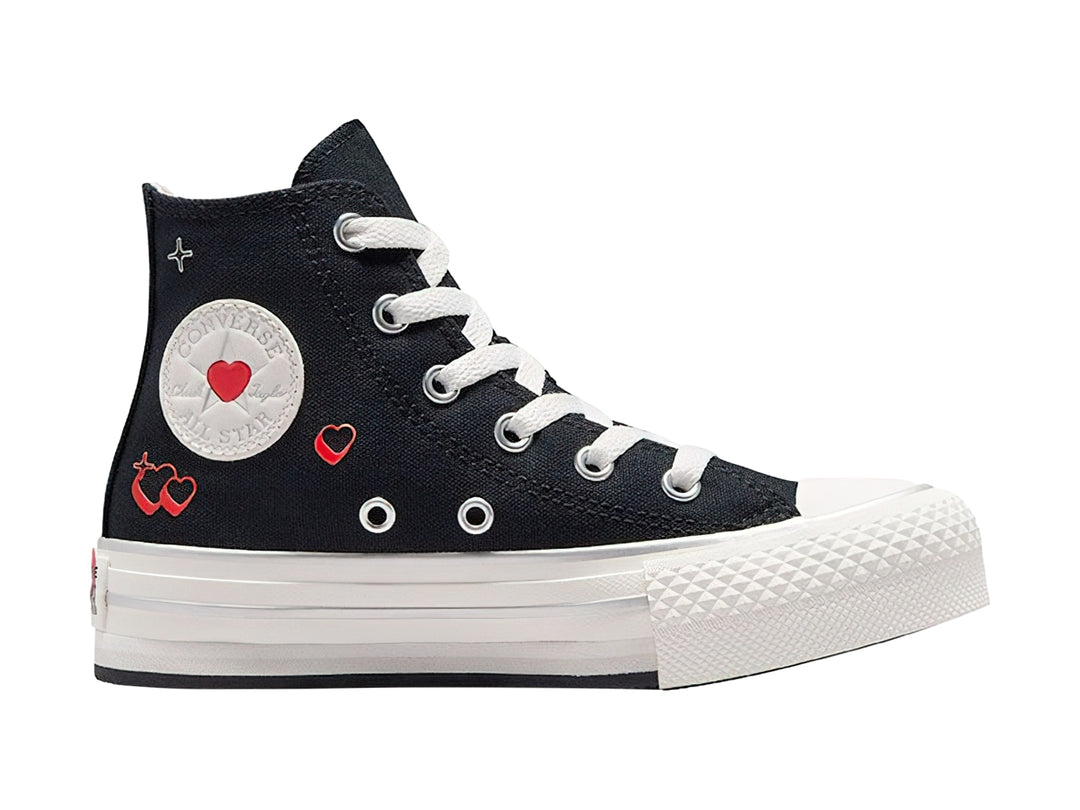 Tenis Converse botín color negro con suela blanca de plataforma y detalles de corazones rojos.