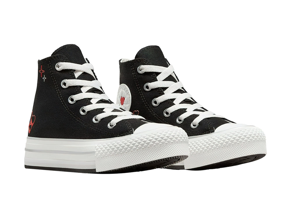 Tenis Converse botín color negro con suela blanca de plataforma y detalles de corazones rojos.
