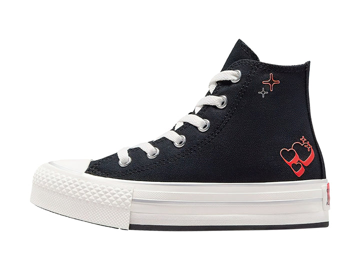 Tenis Converse botín color negro con suela blanca de plataforma y detalles de corazones rojos.