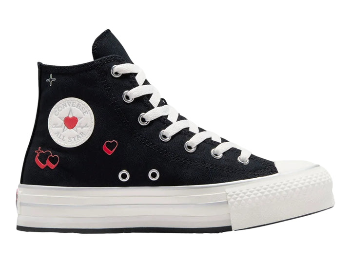 Tenis Converse negros de bota con suela blanca de plataforma y pequeños corazones rojos decorativos.
