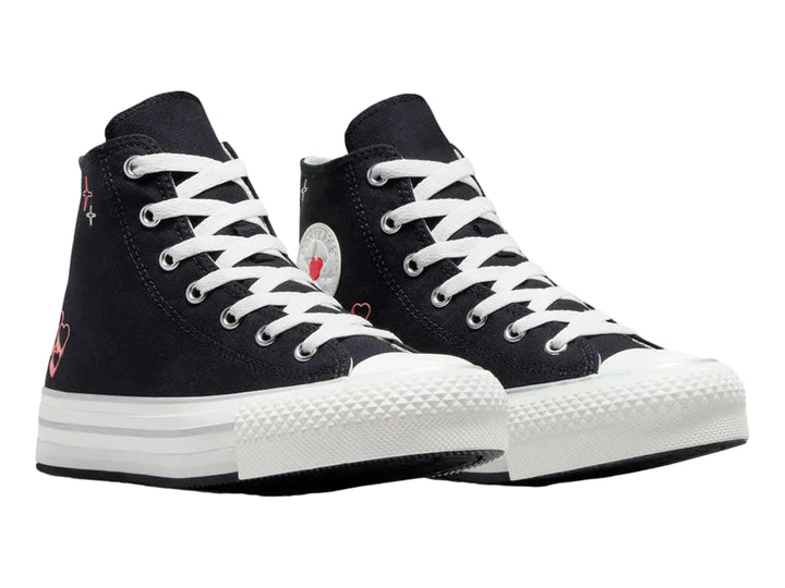 Tenis Converse negros de bota con suela blanca de plataforma y pequeños corazones rojos decorativos.