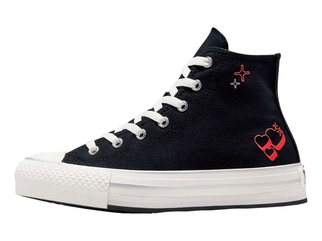 Tenis Converse negros de bota con suela blanca de plataforma y pequeños corazones rojos decorativos.