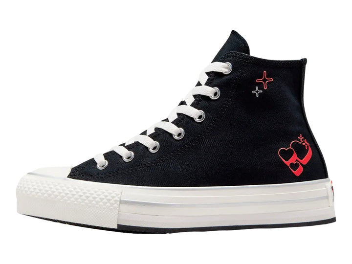 Tenis Converse negros de bota con suela blanca de plataforma y pequeños corazones rojos decorativos.