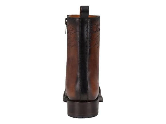 Botas de cuero color castaño marca Cuadra para hombre con suela negra.
