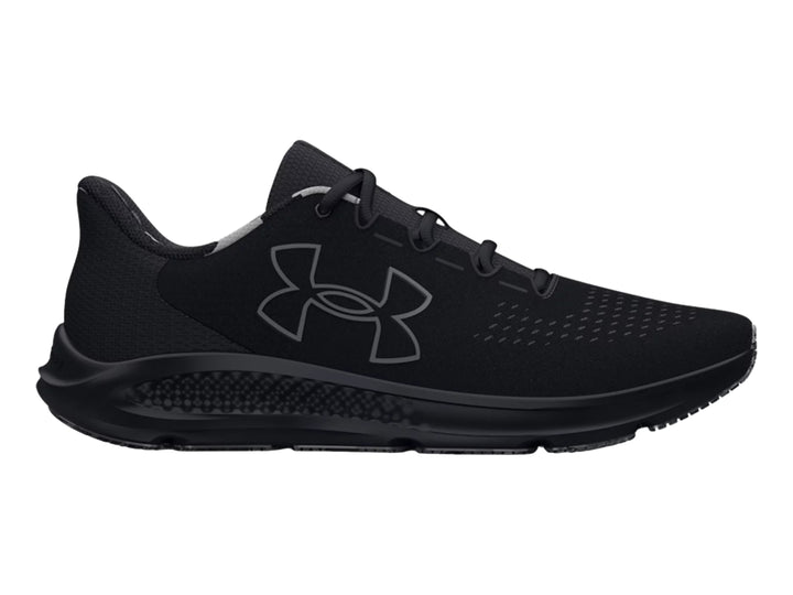 Zapato deportivo Under Armour Charged Pursuit 3 en color negro sólido con logo lateral.