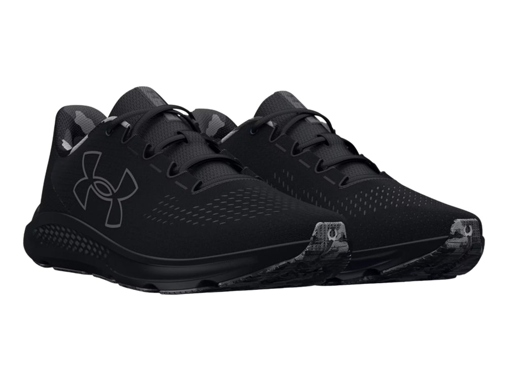 Zapato deportivo Under Armour Charged Pursuit 3 en color negro sólido con logo lateral.