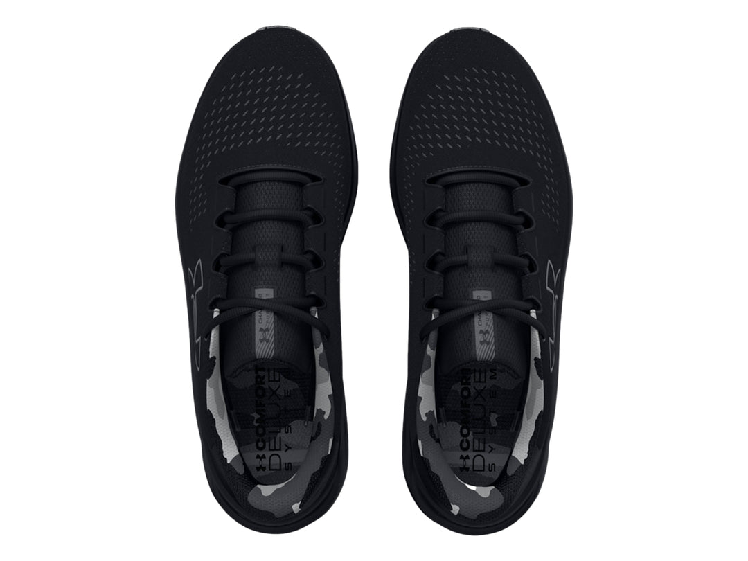 Zapato deportivo Under Armour Charged Pursuit 3 en color negro sólido con logo lateral.