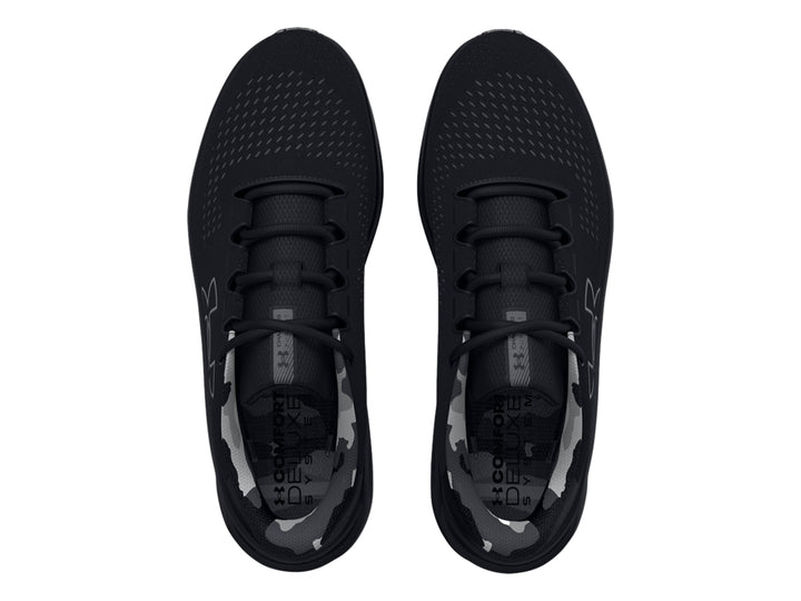 Zapato deportivo Under Armour Charged Pursuit 3 en color negro sólido con logo lateral.