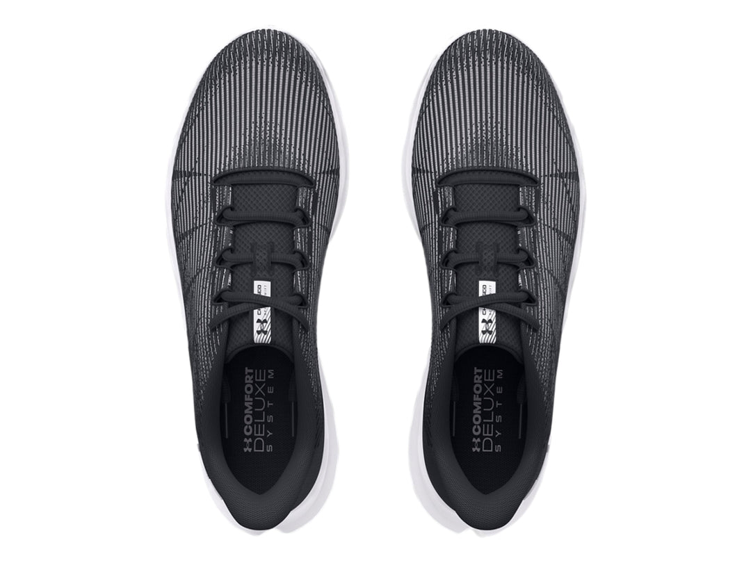 Tenis deportivos Under Armour en color negro con suela blanca, vista de perfil.