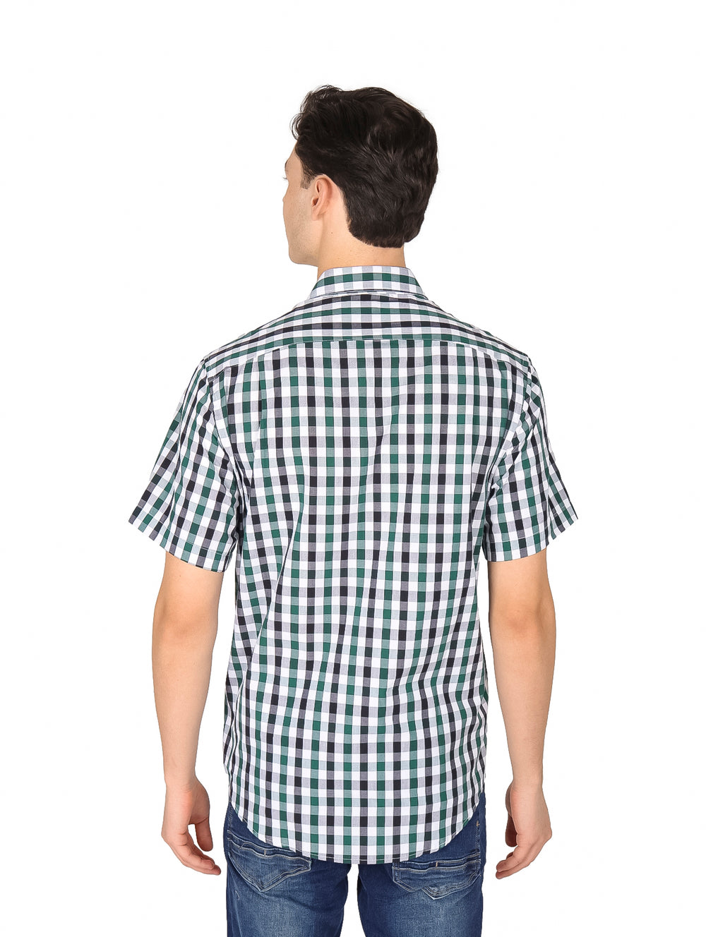 Hombre vistiendo camisa de manga corta con estampado de cuadros en colores verde, blanco y azul marino.