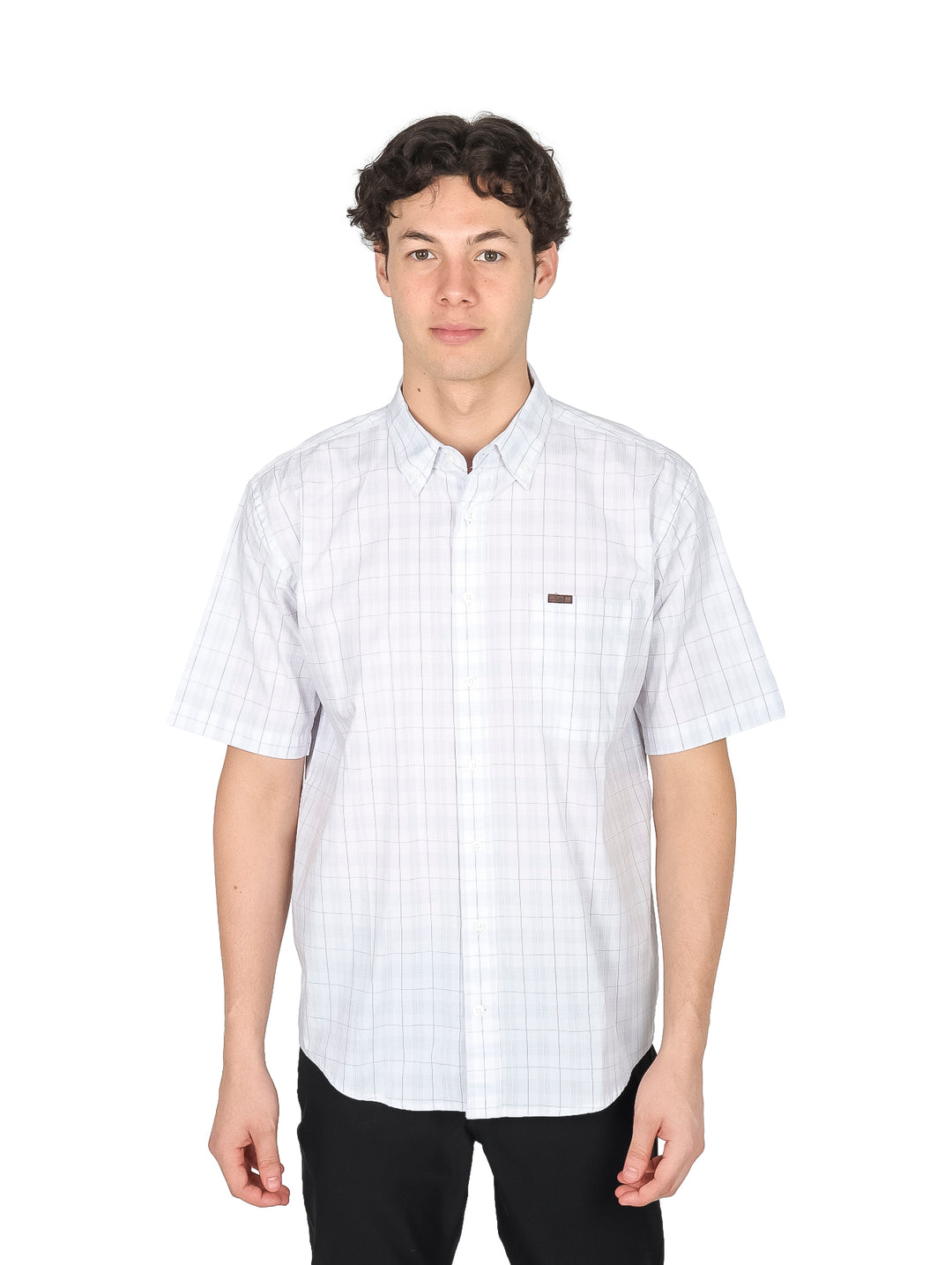 Hombre vistiendo una camisa blanca de manga corta con un patrón de cuadros finos.