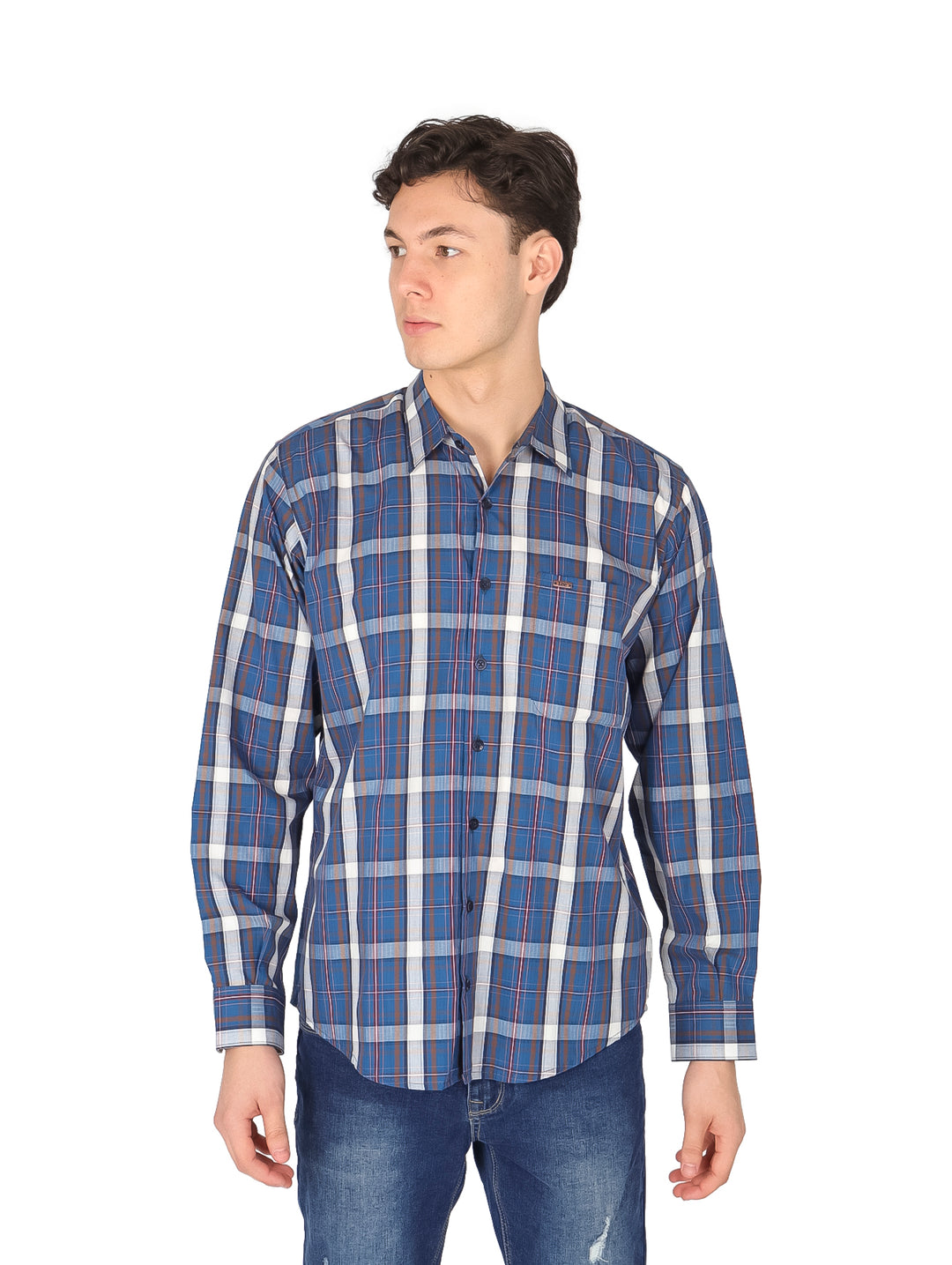 Hombre vistiendo camisa de manga larga a cuadros en color azul marino, blanco y rojo.