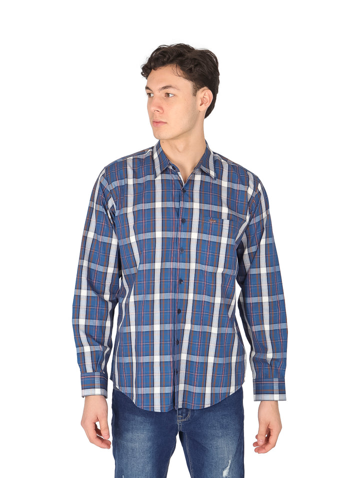 Hombre vistiendo camisa de manga larga a cuadros en color azul marino, blanco y rojo.