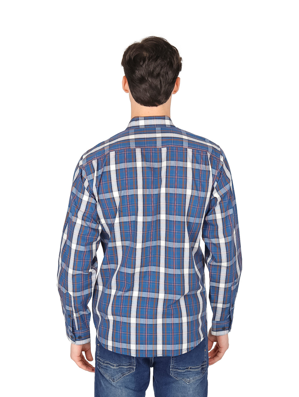 Hombre vistiendo camisa de manga larga a cuadros en color azul marino, blanco y rojo.