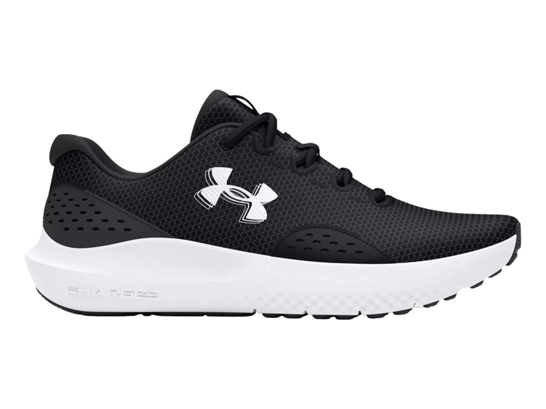 Tenis deportivos Under Armour color negro con suela blanca y logotipo blanco lateral.