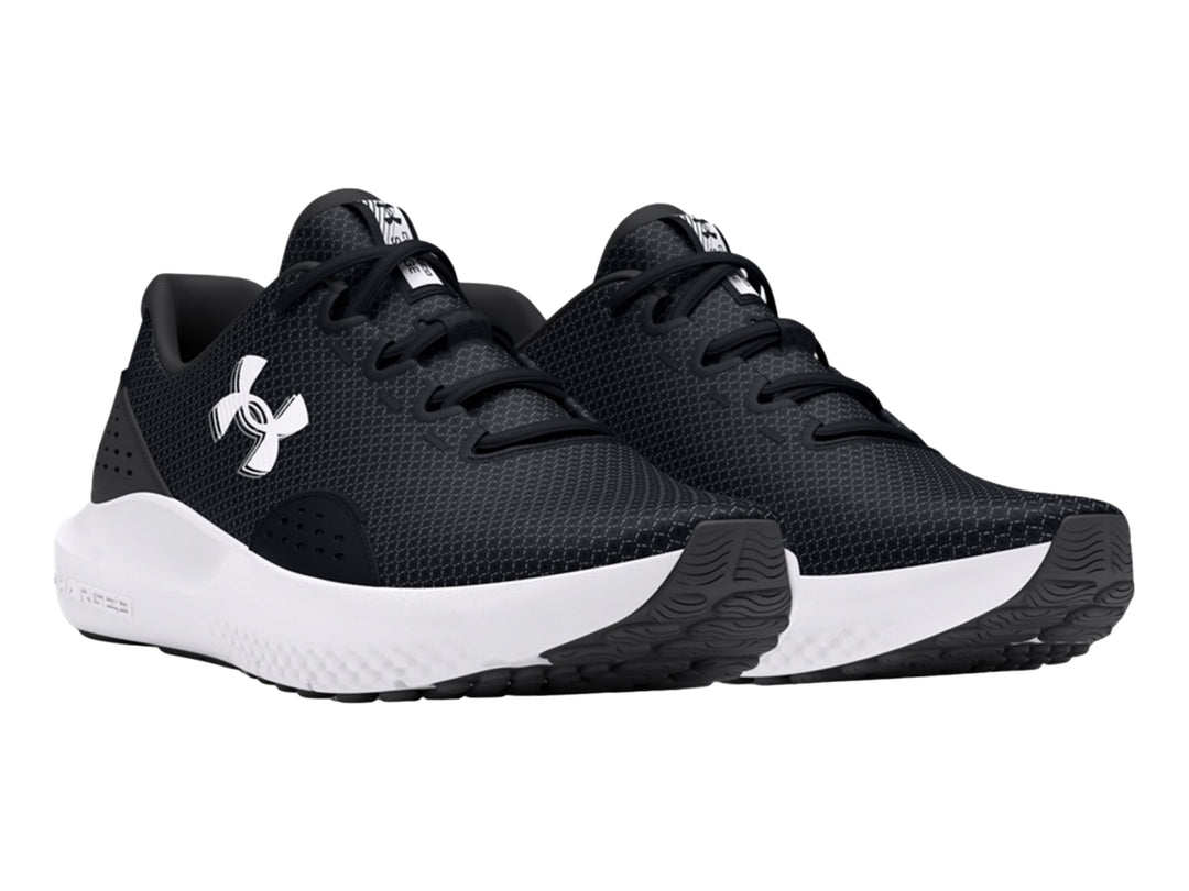 Tenis deportivos Under Armour color negro con suela blanca y logotipo blanco lateral.
