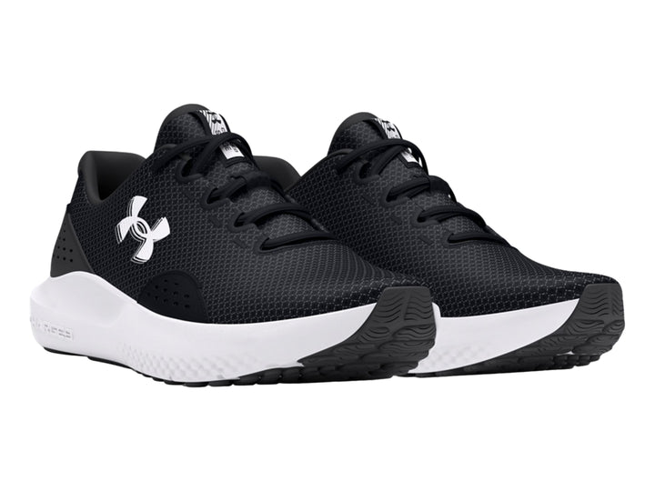 Tenis deportivos Under Armour color negro con suela blanca y logotipo blanco lateral.