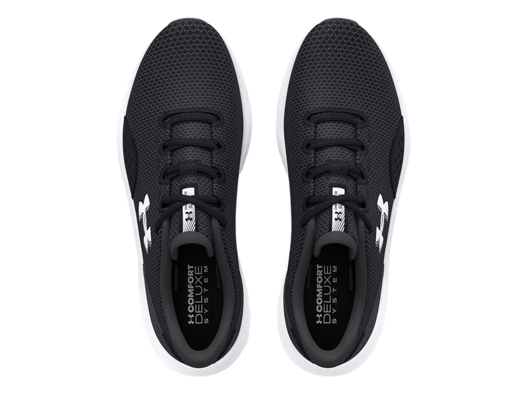 Tenis deportivos Under Armour color negro con suela blanca y logotipo blanco lateral.