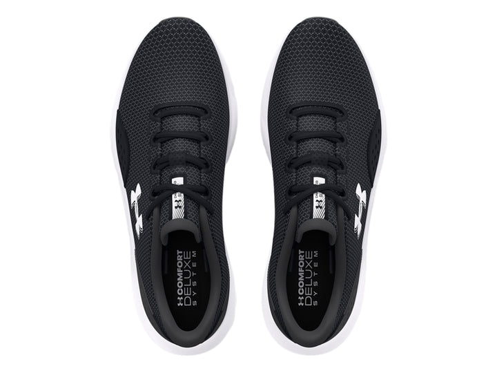 Tenis deportivos Under Armour color negro con suela blanca y logotipo blanco lateral.