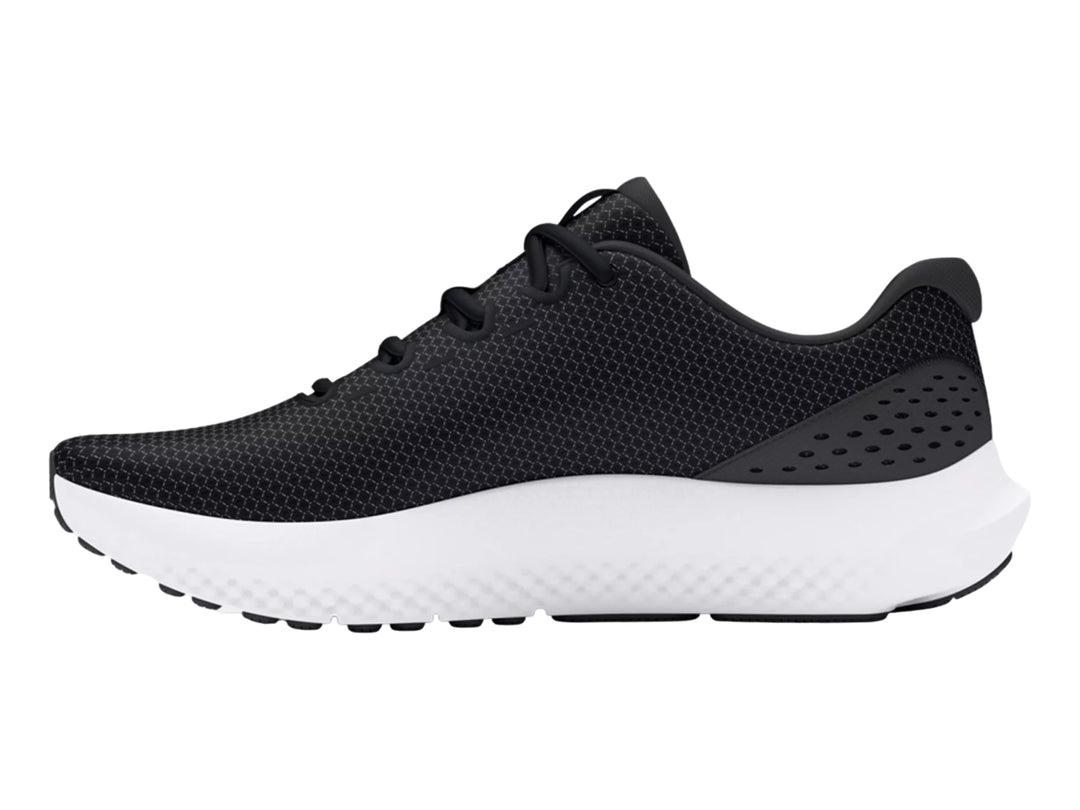 Tenis deportivos Under Armour color negro con suela blanca y logotipo blanco lateral.