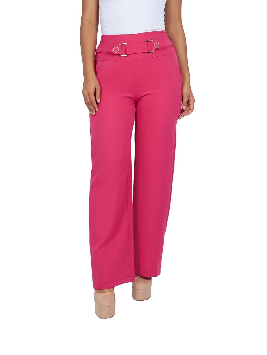 Pantalón fucsia de pierna ancha con detalle de hebilla en la cintura.