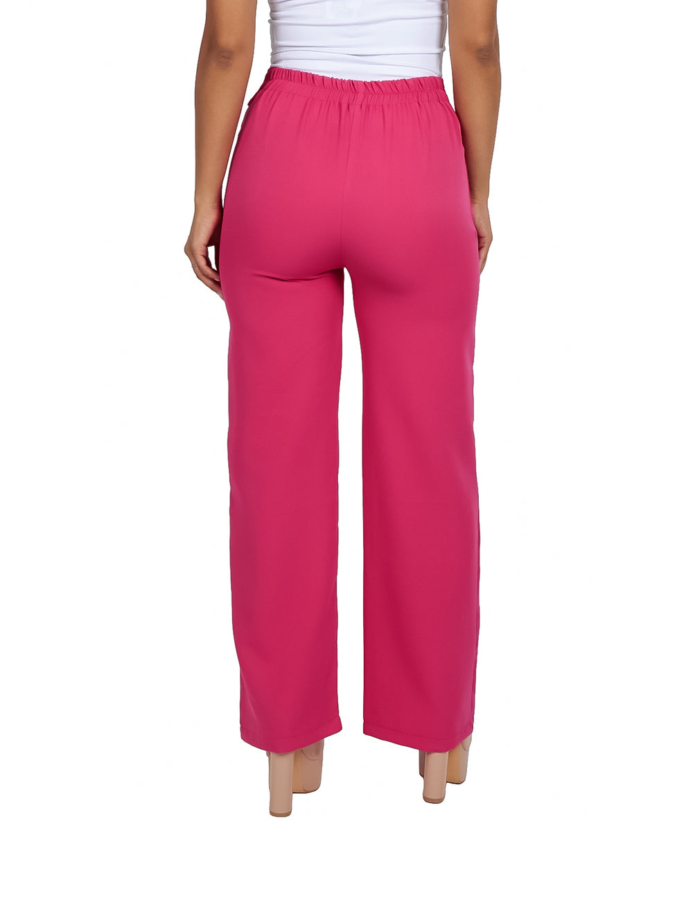 Pantalón fucsia de pierna ancha con detalle de hebilla en la cintura.