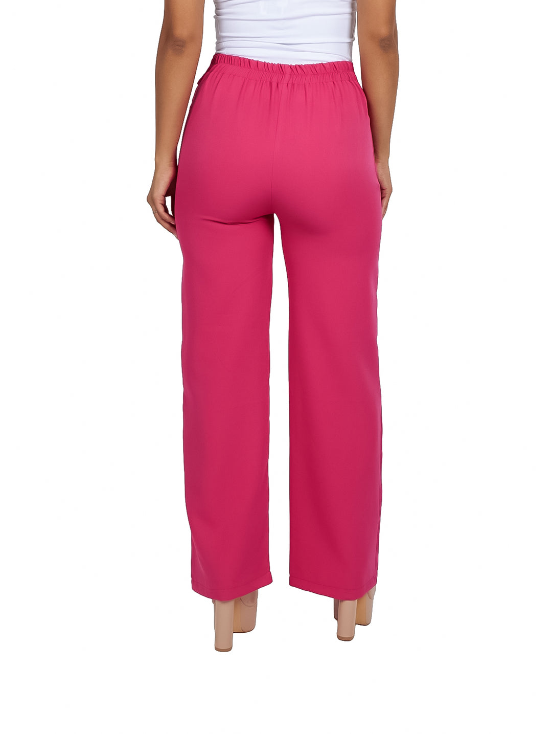 Pantalón fucsia de pierna ancha con detalle de hebilla en la cintura.