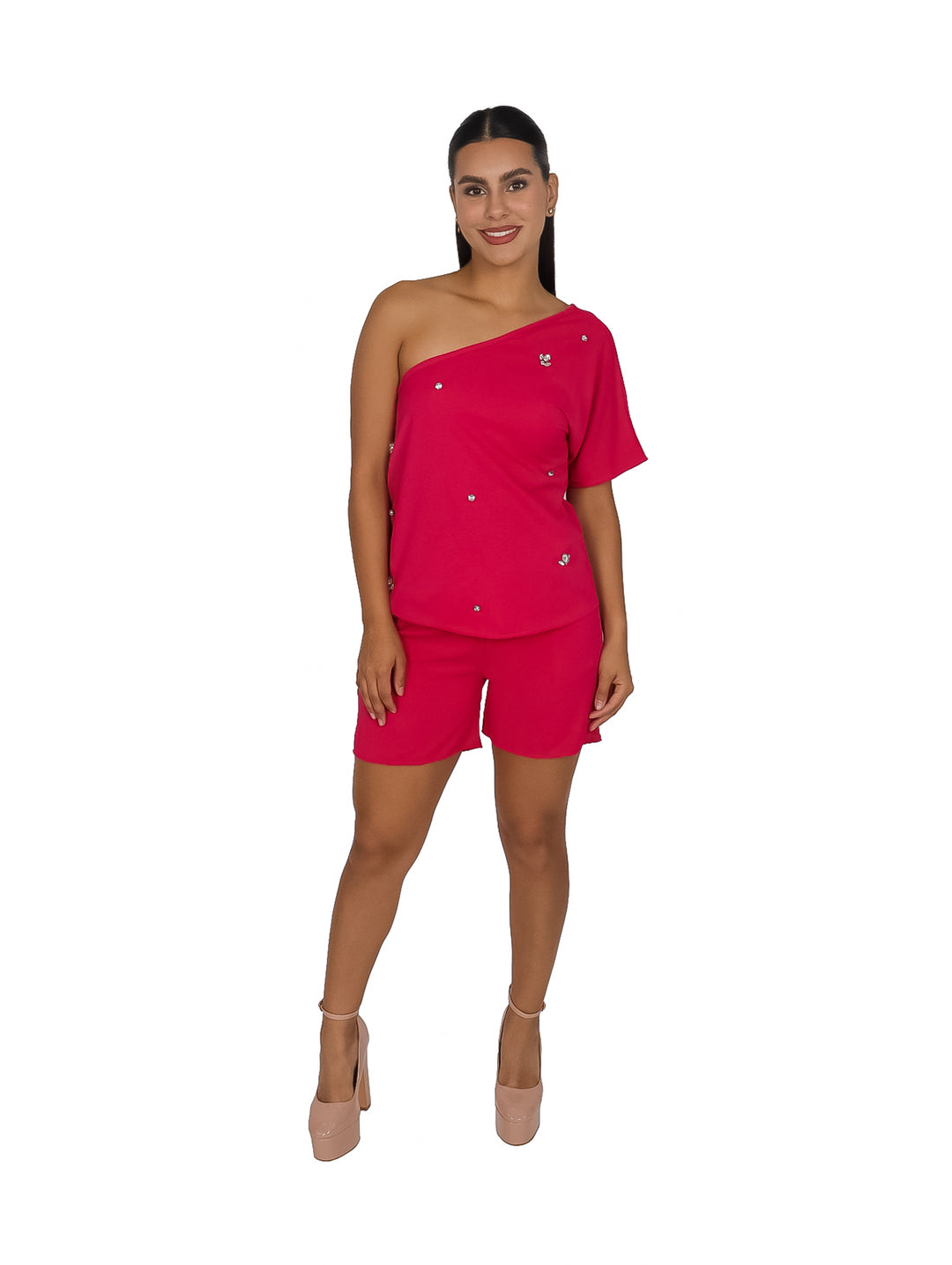Conjunto de dos piezas color fucsia con top de un solo hombro y shorts cortos.