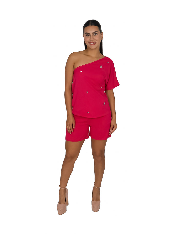 Conjunto de dos piezas color fucsia con top de un solo hombro y shorts cortos.
