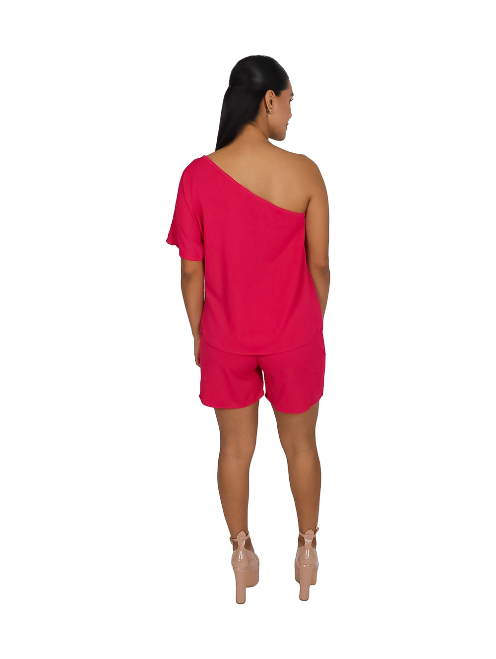 Conjunto de dos piezas color fucsia con top de un solo hombro y shorts cortos.