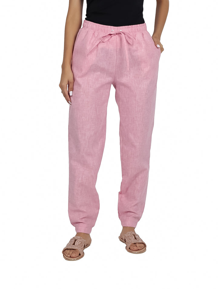 Pantalón básico color rosa con cintura elástica y cordón ajustable.