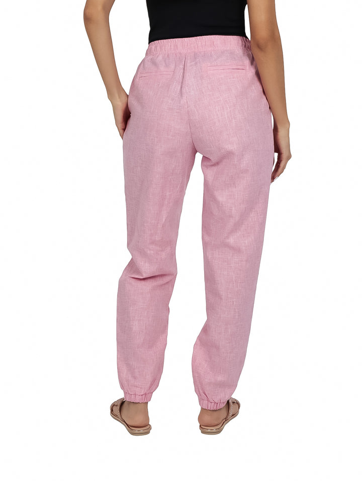 Pantalón básico color rosa con cintura elástica y cordón ajustable.