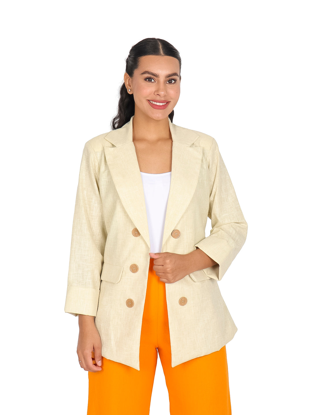 Mujer vistiendo un saco de lino color beige con botones y pantalones naranjas.