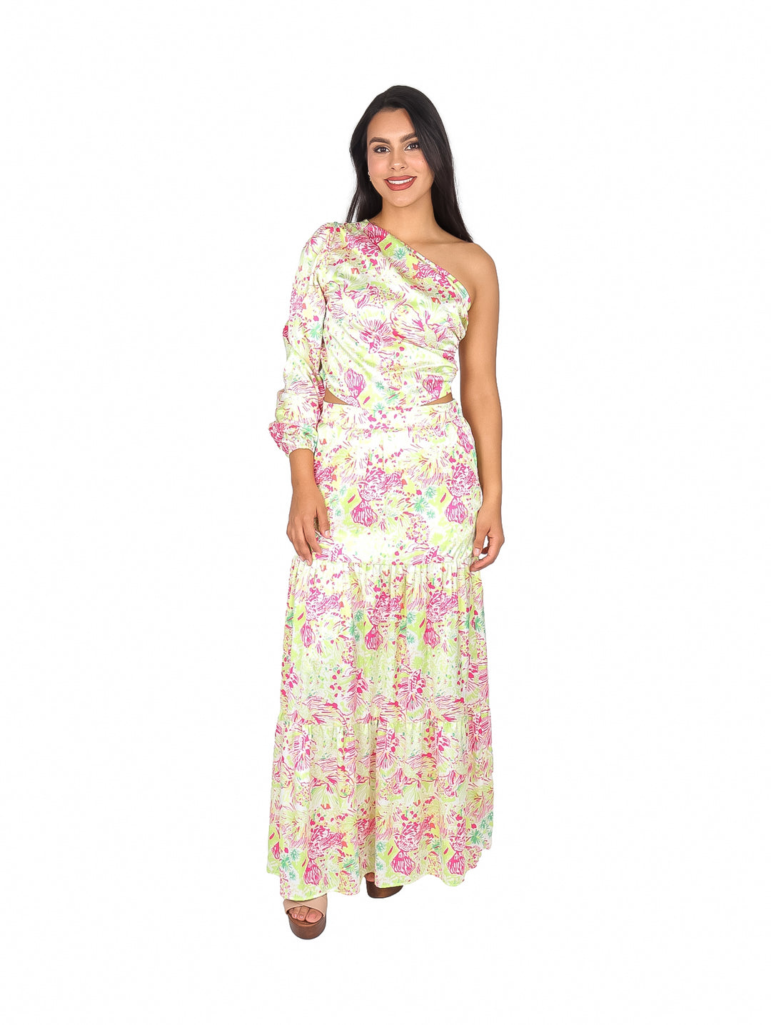 Conjunto de blusa de un solo hombro y falda larga con estampado floral en colores rosa y lima.