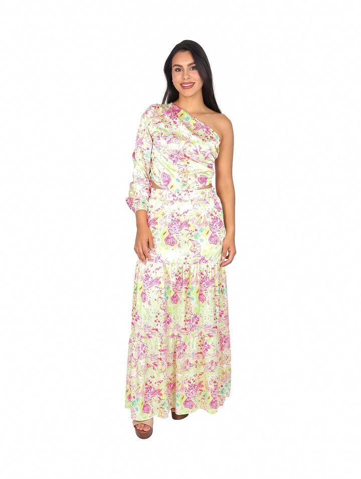 Conjunto de blusa de un solo hombro y falda larga con estampado floral en colores rosa y lima.