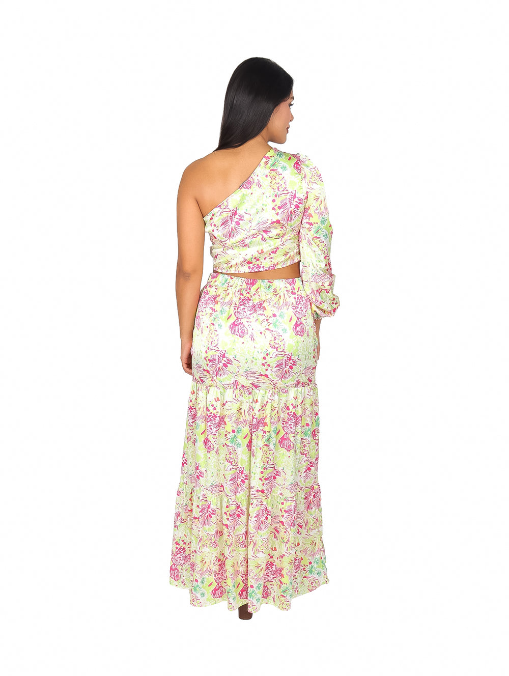 Conjunto de blusa de un solo hombro y falda larga con estampado floral en colores rosa y lima.