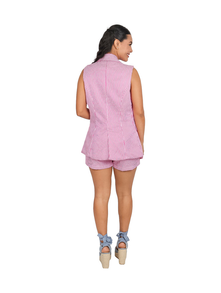 Conjunto de mujer compuesto por chaleco y short a rayas verticales en color fucsia y blanco.
