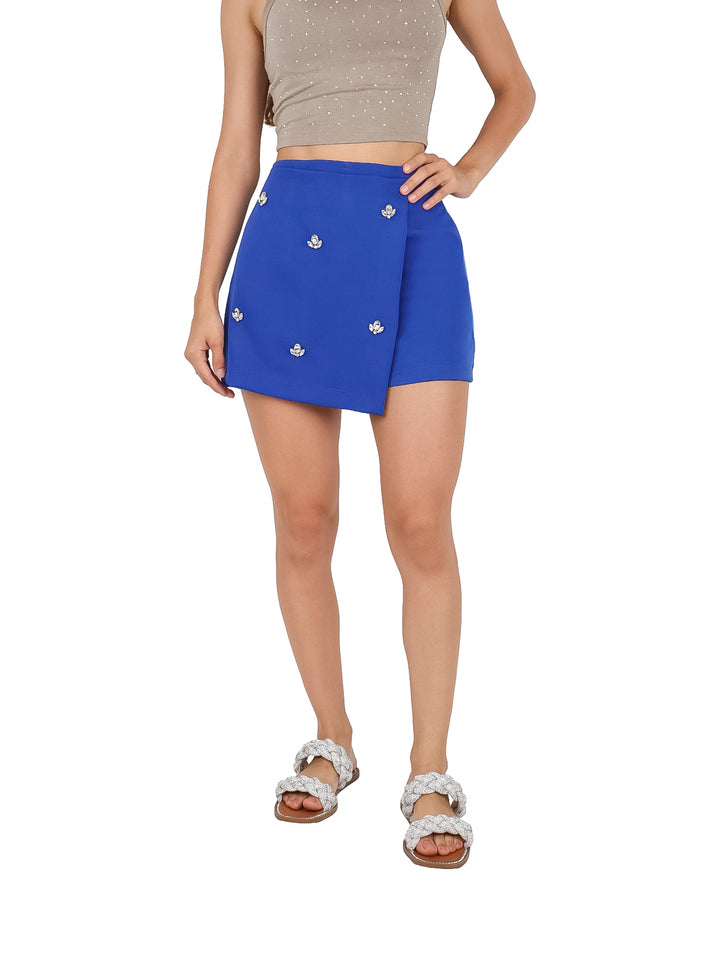Short falda color azul rey con detalles de piedras brillantes decorativas.