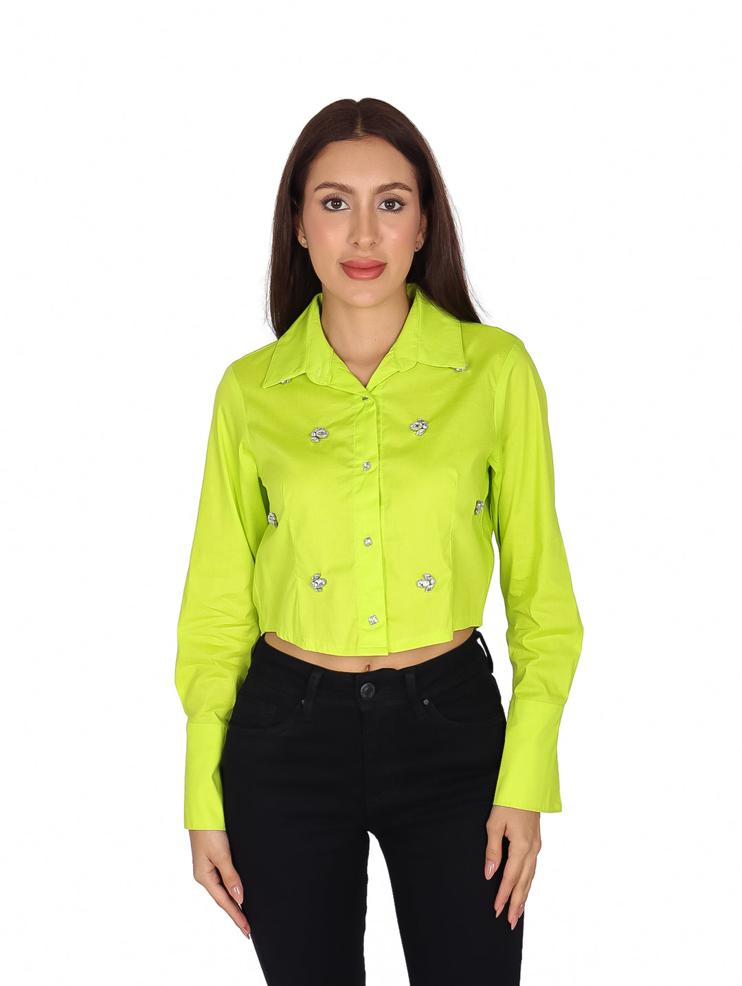 Mujer vistiendo una camisa corta de color lima con detalles de piedras brillantes y manga larga.