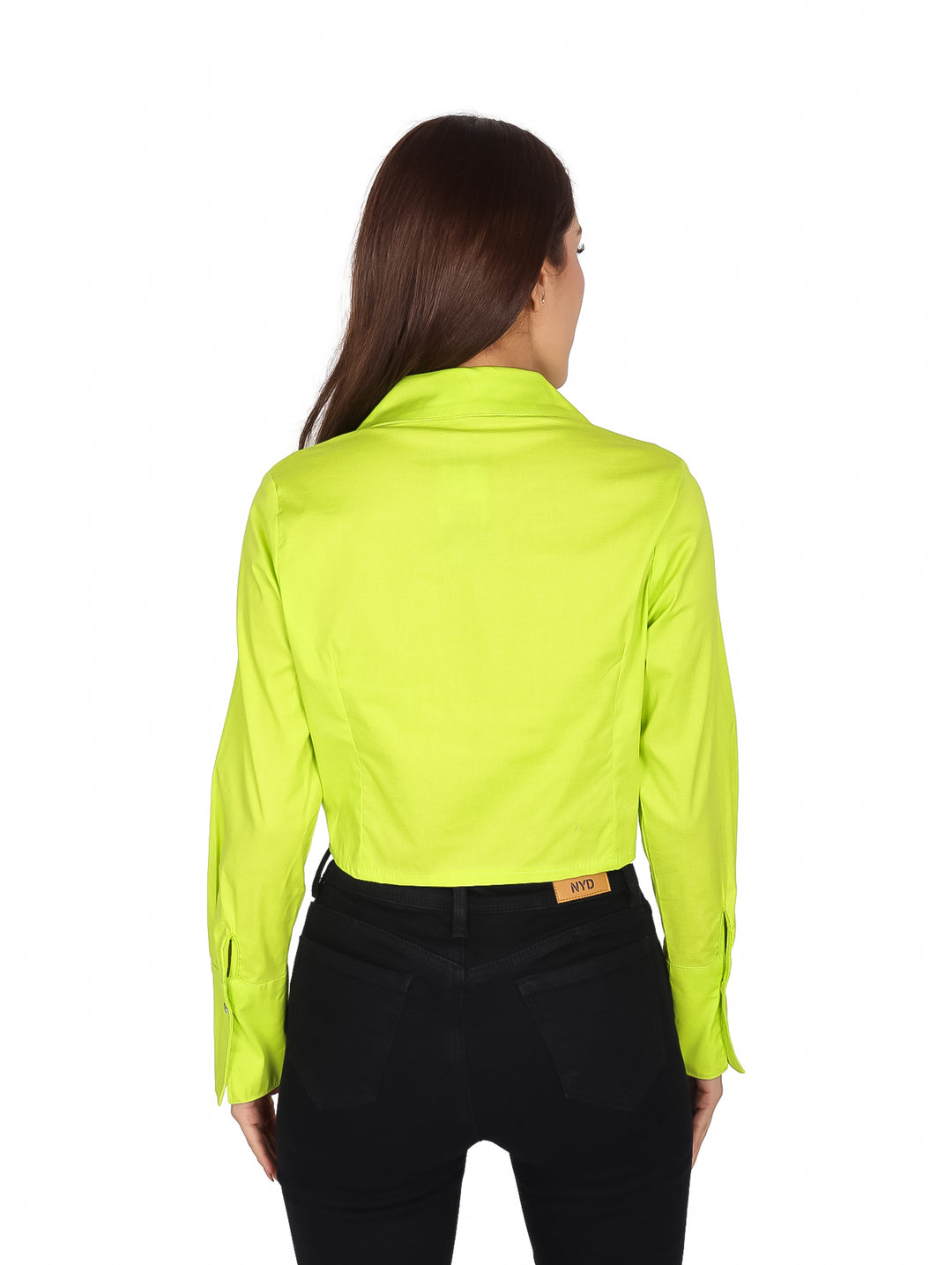 Mujer vistiendo una camisa corta de color lima con detalles de piedras brillantes y manga larga.
