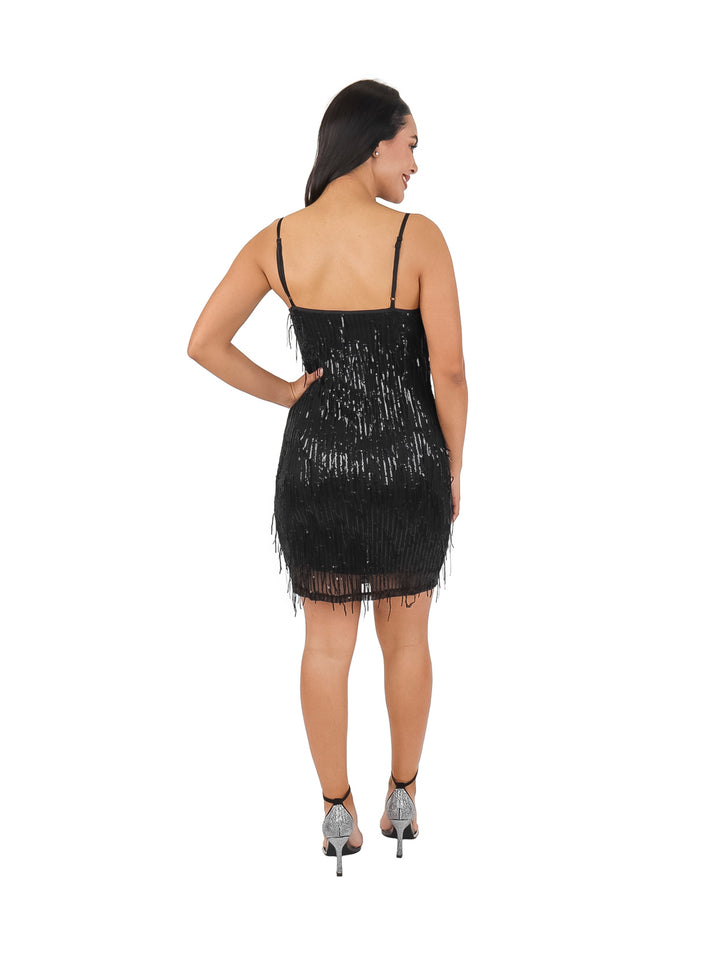 Mujer vistiendo un vestido corto negro con lentejuelas y tirantes finos.
