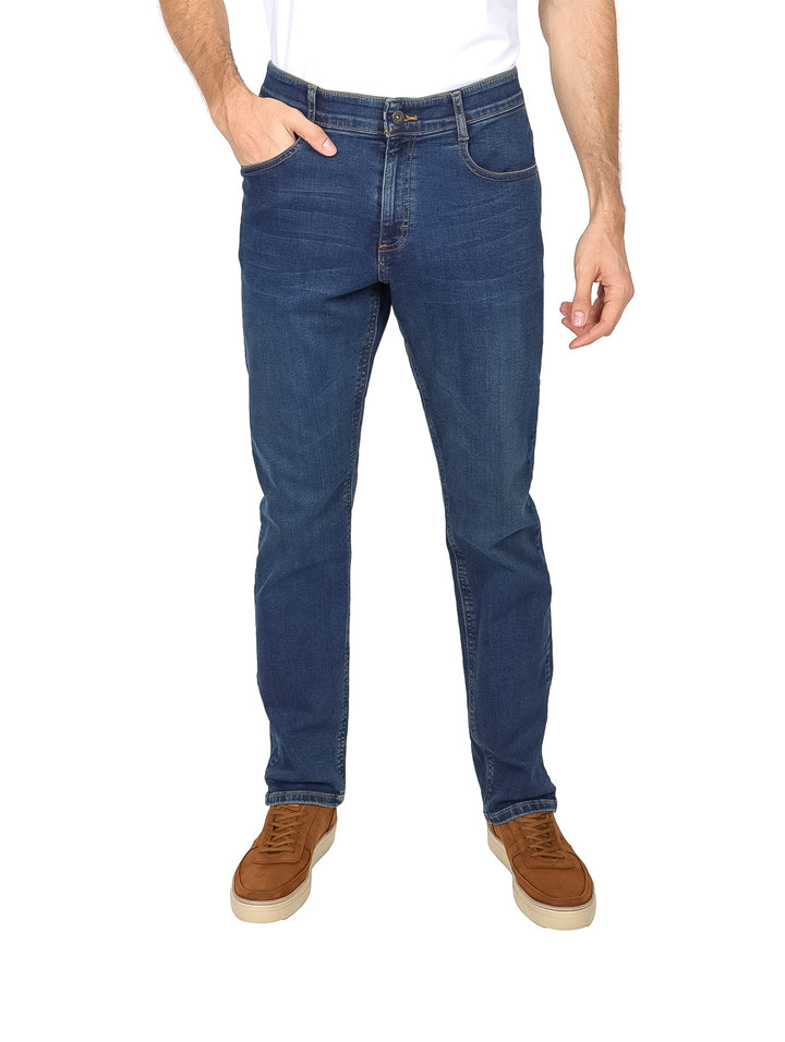 Hombre vistiendo pantalones jeans slim fit de mezclilla color azul marino.