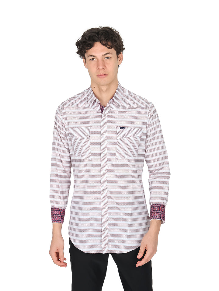 Hombre con camisa blanca de manga larga con rayas moradas y puños estampados de la marca Wrangler.
