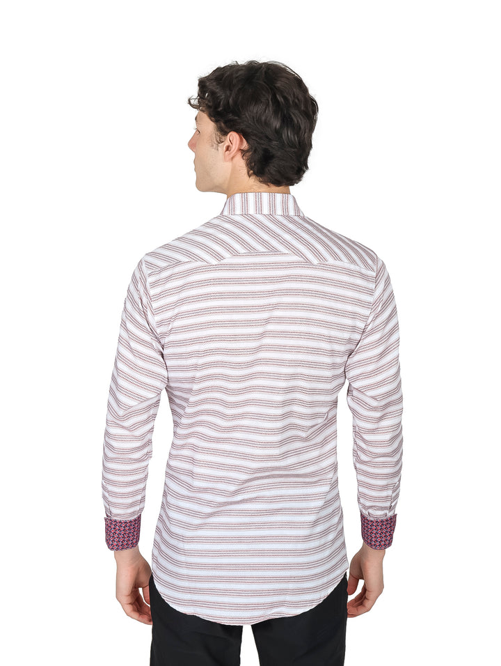 Hombre con camisa blanca de manga larga con rayas moradas y puños estampados de la marca Wrangler.