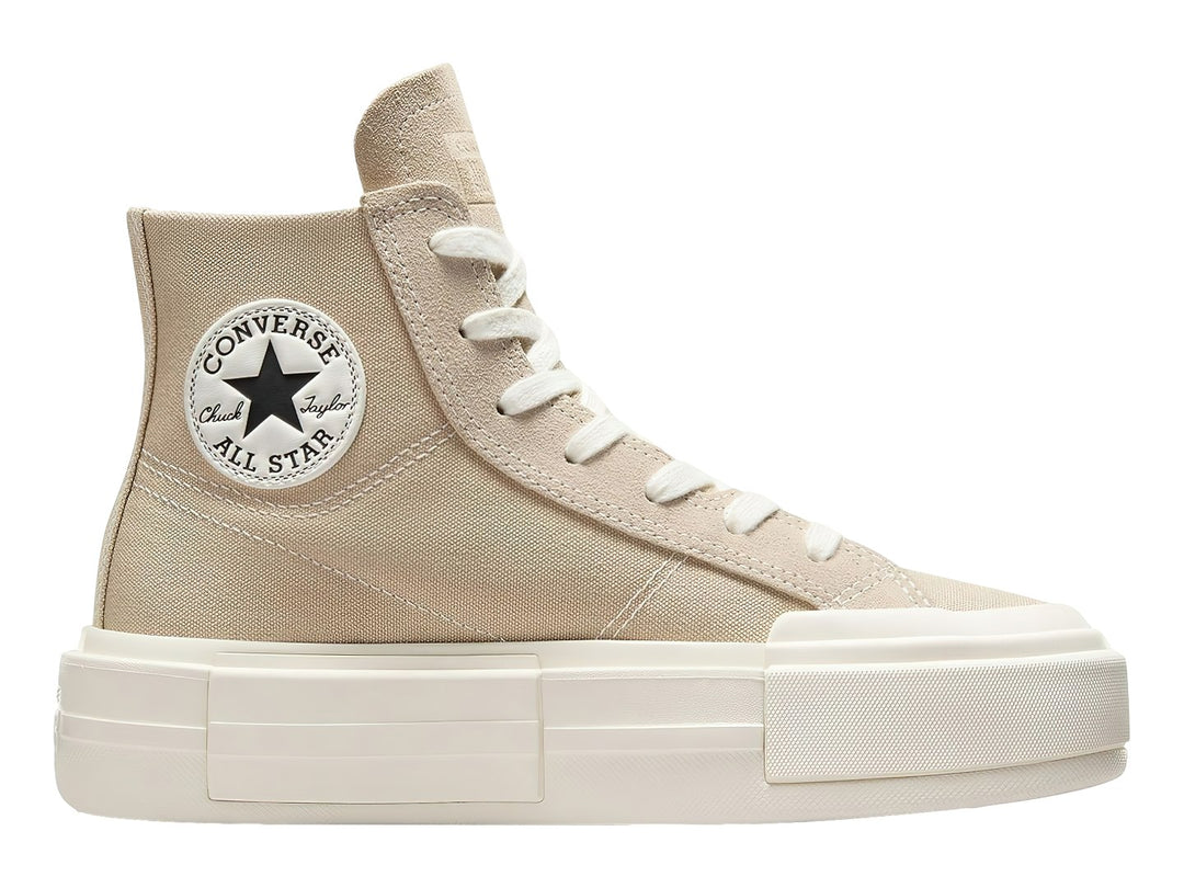 Tenis Converse de bota color beige con suela de plataforma blanca.