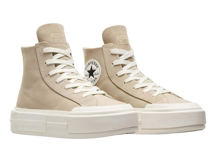 Tenis Converse de bota color beige con suela de plataforma blanca.