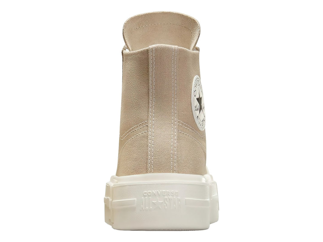 Tenis Converse de bota color beige con suela de plataforma blanca.