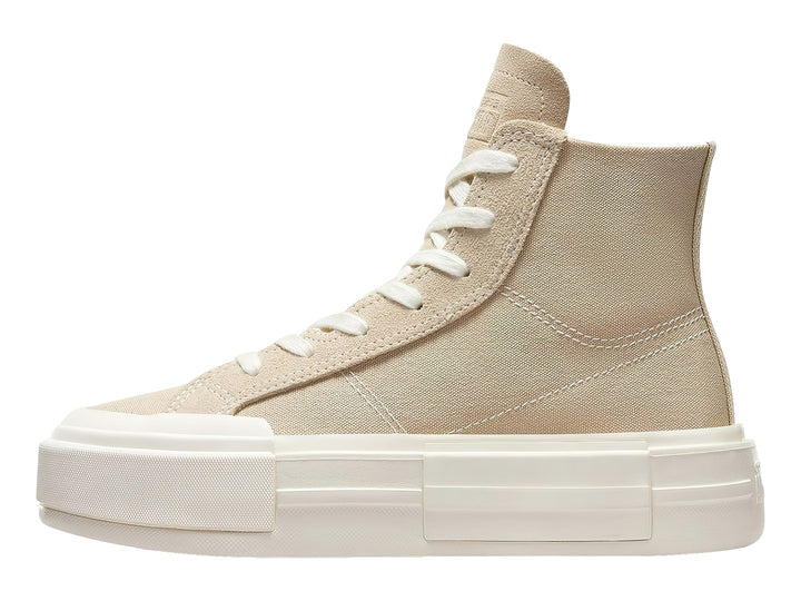 Tenis Converse de bota color beige con suela de plataforma blanca.