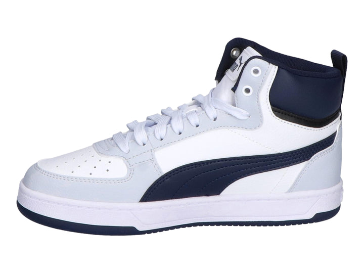 Tenis PUMA Caven 2.0 Mid JR color blanco con detalles en negro y plata.