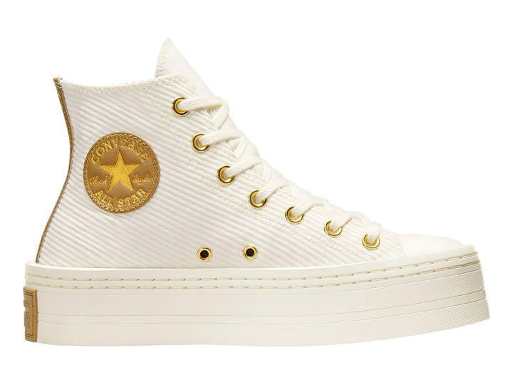 Tenis Converse color crema con suela de plataforma y detalles dorados en el logo y ojillos.